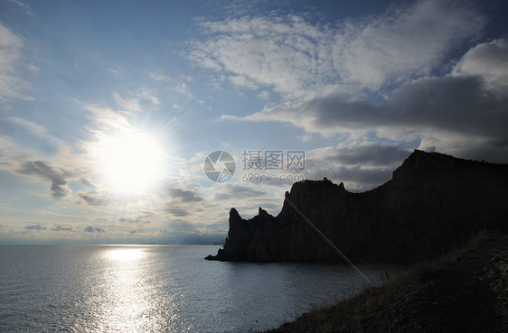 夜间的海岸线和山岳卵石海景巨石场景边缘假期石头薄雾液体风暴图片