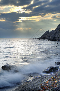 夜间的海岸线和山岳岩石巨石假期海浪场景阳光风景日落地平线液体图片