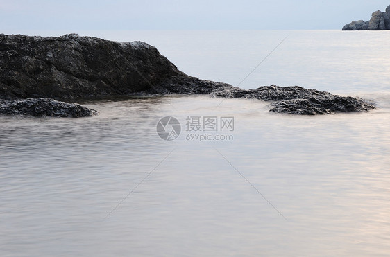 夜间的海岸线和山岳天空液体假期日落场景阳光石头卵石巨石风暴图片