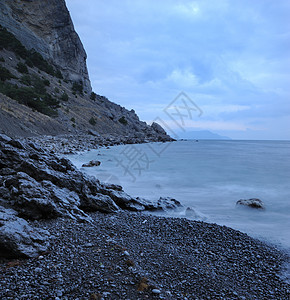 夜间的海卵石日落海岸线液体边缘岩石阳光场景假期薄雾图片