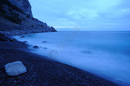 夜间的海巨石地平线风暴液体蓝色风景海岸线天空薄雾海浪图片