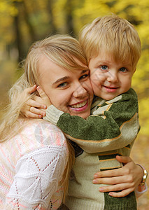 母亲带孩子婴儿父母喜悦拥抱叶子嘴唇男人孩子们亲热微笑图片