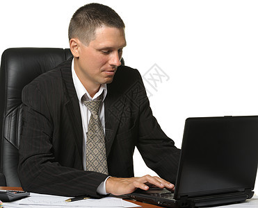 工作单位的生意人商务工人男性笔记本扶手椅智力桌子男人微笑套装图片