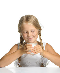 美女 喝牛奶的漂亮女孩幸福舌头棕褐色女性美食头发玻璃辫子享受孩子们图片
