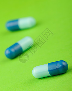 绿背景上设置胶囊化学药店绿色处方白色药物蓝色剂量工作室科学图片