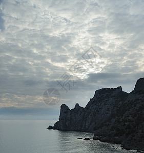 夜间的海岸线和山岳边缘风景液体日落卵石天空海浪石头阳光风暴图片