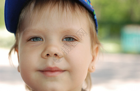 男孩的肖像童年好奇心头发眼睛乐趣幸福隐藏金发男孩们蓝色图片
