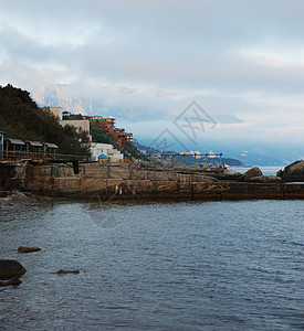 山上雾蓝色天空海岸码头海洋图片