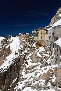 位于山的建筑假期冰川建筑物蓝色迷笛顶峰旅游晴天天空全景图片
