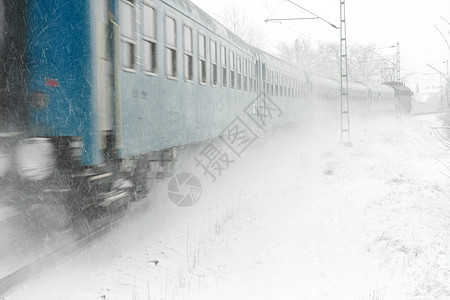 列火车民众工业风暴曲线乘客倒台天气运输暴风雪商业图片