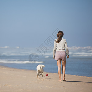 带着她的狗走海洋友谊闲暇朋友人行道跑步猎犬宠物女孩海岸图片