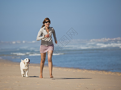 女孩带着可爱的狗猎犬喜悦闲暇乐趣友谊宠物人行道小狗动物微笑图片