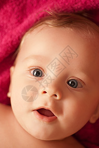 男婴婴儿孩子童年乐趣男性快乐毯子儿子新生眼睛生活图片