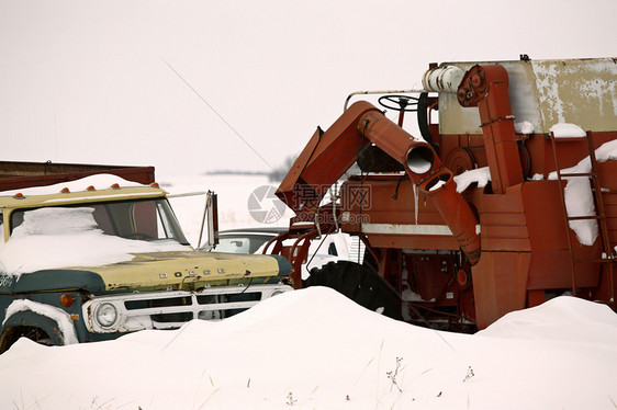 废弃的农用卡车 加积雪漂流图片