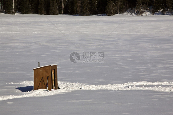 冰冻湖上的冰雪捕鱼小屋水平场景风景照片窝棚足迹图片