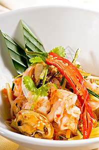 新鲜海鲜泰式沙拉洋葱美食香菜宏观胡椒蔬菜盘子草药辣椒营养图片