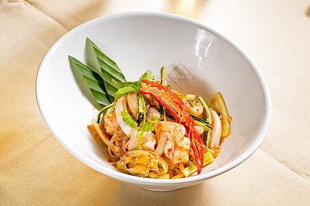 新鲜海鲜泰式沙拉草药宏观洋葱盘子小吃食物胡椒贝类蔬菜营养图片