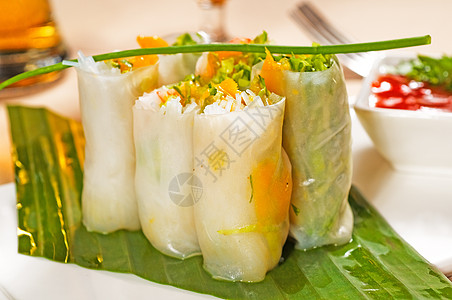 vietnames 风格夏季卷盘子黄瓜辣椒叶子洋葱草本植物海鲜食物沙拉饮食图片