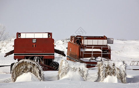 冬天两个废弃的旧联合企业图片