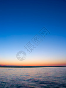 高级日落湖波纹旅行湖泊风景射线粉色日落场景反射太阳图片