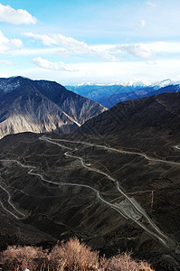 山区zigzag公路的景观图片