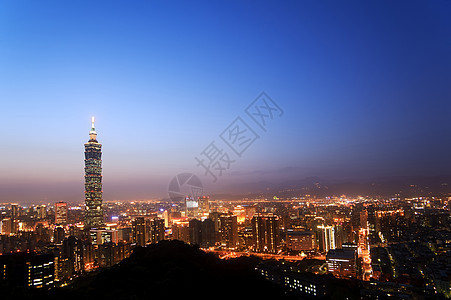 夜里的城市风景摩天大楼地标城市天空建筑学场景蓝色商业地平线首都图片