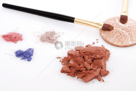 化妆粉和两个刷子矿物化妆品治疗卫生魅力眼影腮红宏观粉末金子图片