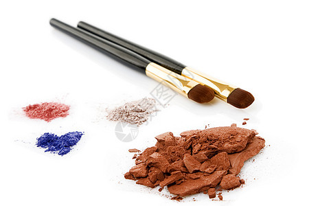 化妆粉和两个刷子魅力阴影腮红女性矿物卫生粉末眼影金子艺术家图片