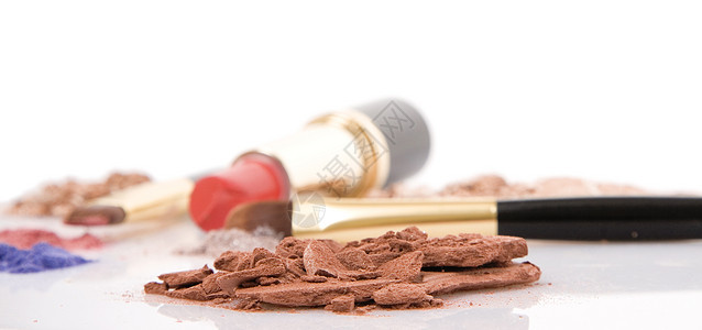化妆刷 口红和不同粉末产品宏观卫生皮肤金子化妆品刷子阴影艺术家腮红图片