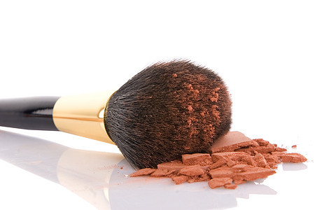 化妆刷子和棕色粉末金子阴影眼影魅力宏观艺术家腮红刷子产品矿物图片