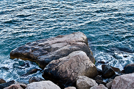 在海边的石头上蓝色海滩海岸波浪冲浪巨石海岸线海洋图片
