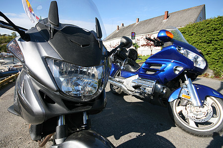 摩托车在户外背景图片