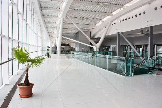 2011年新布加勒斯特机场大厅座位车站建筑民众窗户玻璃旅行运输白色图片