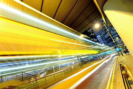 城市夜间交通市中心场景摩天大楼运输首都戏剧性沥青公共汽车车辆运动图片