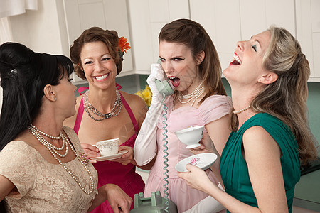 妇女对电话朋友的笑蜂窝金发女郎咖啡愤怒朋友们耻辱邻居微笑震惊尖叫图片