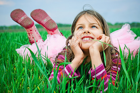 一个美丽的小女孩 躺在草地上假期女孩眼睛孩子金发闲暇金发女郎幸福喜悦教育图片