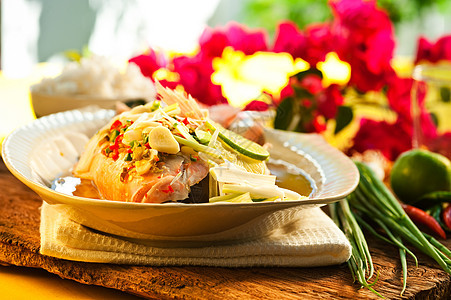 泰国食物     大蒜 辣椒 柠檬草和利莫的红松鼠柠檬美食午餐厨房市场海洋热带香菜餐厅烹饪图片