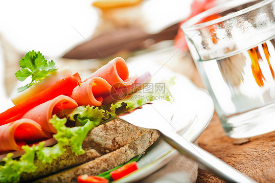 棕面包和辣椒香肠切开绿色沙拉番茄和鸡蛋美食午餐火腿盘子早餐沙拉香料蔬菜黄瓜小吃图片