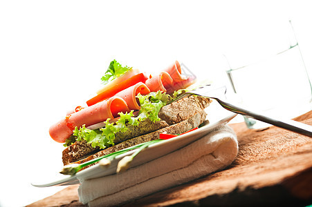 棕面包和辣椒香肠切开绿色沙拉番茄和鸡蛋火腿午餐草本植物早餐盘子香料猪肉煮沸沙拉黄瓜图片