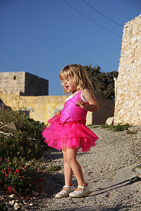 女孩穿着粉红芭蕾舞裙唱歌图片