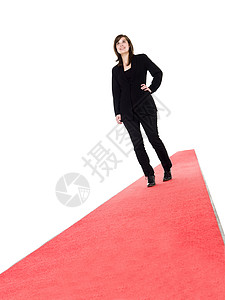 微笑的女孩在红地毯上行走作品裙子设计问候语成人乐趣摄影黑色元素女子图片