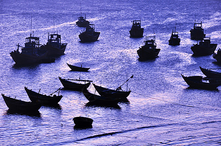 海湾船只旅行阳光港口运输反射日出海洋海岸海浪日落图片