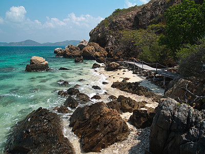 海滨木桥木头海滩旅行蓝色海浪天空布里岩石海岸冲浪图片