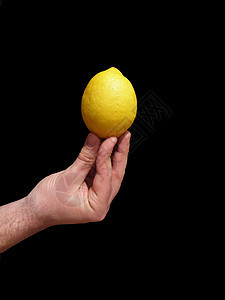 手拿柠檬手指饮食部位男性黑色男人水果黄色食物身体图片