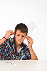 听音乐水平享受音乐青少年调谐乐趣微笑耳机喜悦男性图片