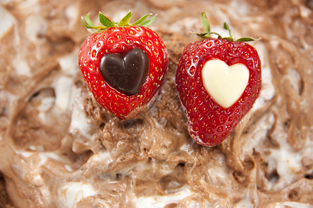 两片草莓 巧克力层有心的两片草莓图片