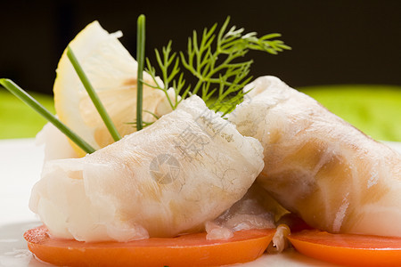 海底鱼卷番茄桌子食物盘子茴香鱼片火腿柠檬包裹鲈鱼寿司图片