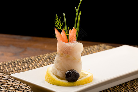 海底鱼卷番茄火腿茴香桌子盘子寿司包裹鲈鱼鱼片柠檬食物图片