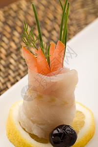 海底鱼卷番茄寿司盘子鱼片柠檬桌子包裹茴香鲈鱼火腿食物图片