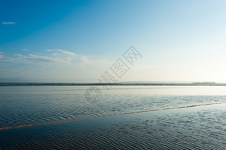 盐沼地水平沼泽圣波反射阳光温暖风景盐场河口晴天图片